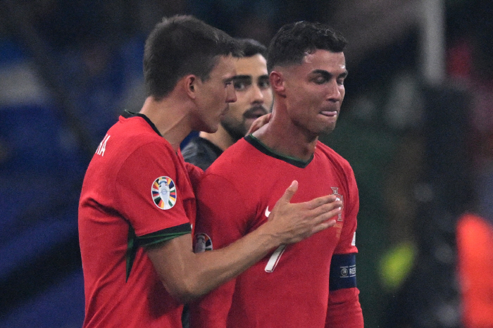 'Pro-Ronaldo faction' 英 broadcaster's outburst of anger, mocking him for missing PK? England will win if Ronaldo is half passionate'