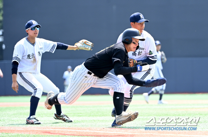 Seoul Convention High School's foot baseball that embarrassed the opponent's defense with a 'sudden squeeze' 