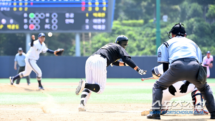 Seoul Convention High School's foot baseball that embarrassed the opponent's defense with a 'sudden squeeze' 