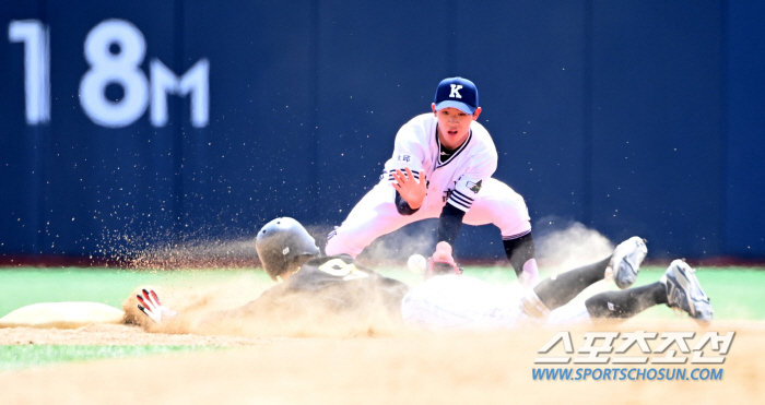 Seoul Convention High School's foot baseball that embarrassed the opponent's defense with a 'sudden squeeze' 