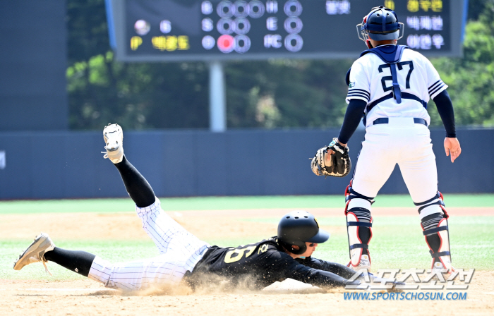 Seoul Convention High School's foot baseball that embarrassed the opponent's defense with a 'sudden squeeze' 