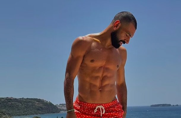 'Shaving head  crazy abs' EPL King is back...Salah, you've been showing off your physical condition every day