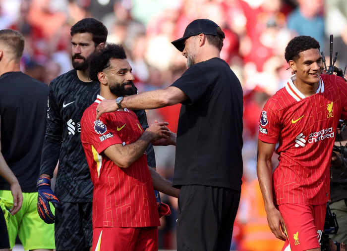 'Shaving head  crazy abs' EPL King is back...Salah, you've been showing off your physical condition every day