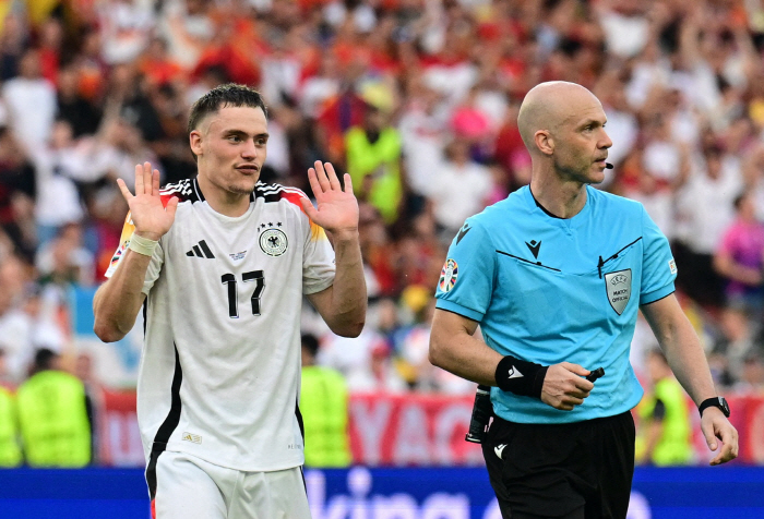  Referee Taylor, who doesn't even know the handball foul, made Korea angry at the World Cup. Germany-Spain exhibition misjudgment again