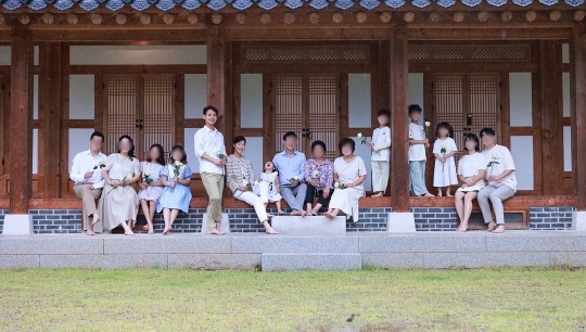 Han Ji-hye's birthday with a big family..♥ Prosecutor husband  daughter and family photo