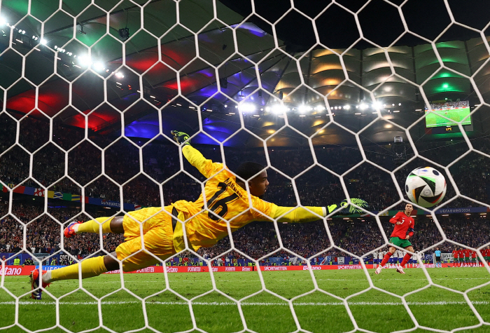 'Mbappe vs Ronaldo, Mbappe wins!' France wins Portugal after penalty shootout 'Moving to the semifinals'...The end of 'Ronaldo's Last Dance'