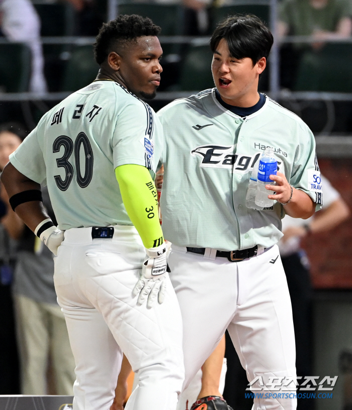 ''This is teasing forever' Ryu Hyun-jin who is serious about making fun of his younger brother...'What's one home run, Sihwan?'