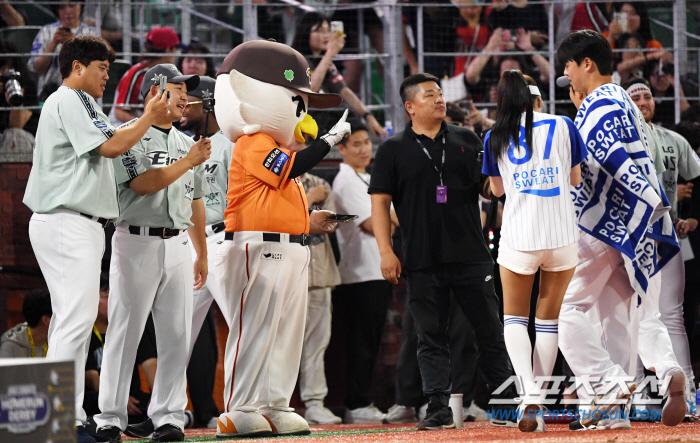 ''This is teasing forever' Ryu Hyun-jin who is serious about making fun of his younger brother...'What's one home run, Sihwan?'