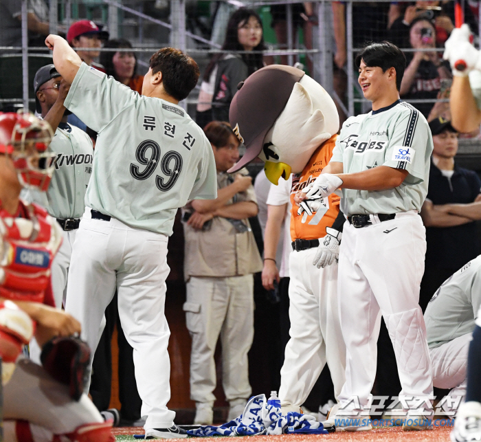 ''This is teasing forever' Ryu Hyun-jin who is serious about making fun of his younger brother...'What's one home run, Sihwan?'