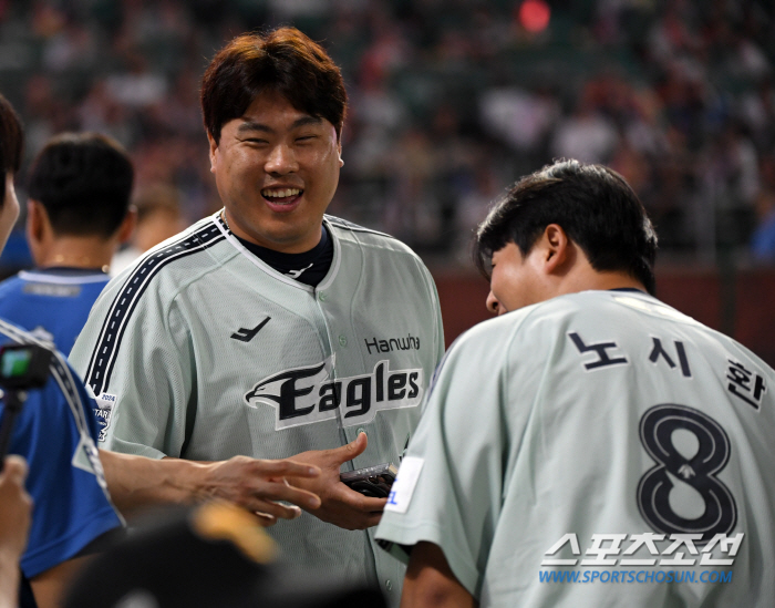 ''This is teasing forever' Ryu Hyun-jin who is serious about making fun of his younger brother...'What's one home run, Sihwan?'