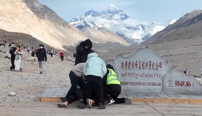 Because of the best shot..A group of couples on Everest