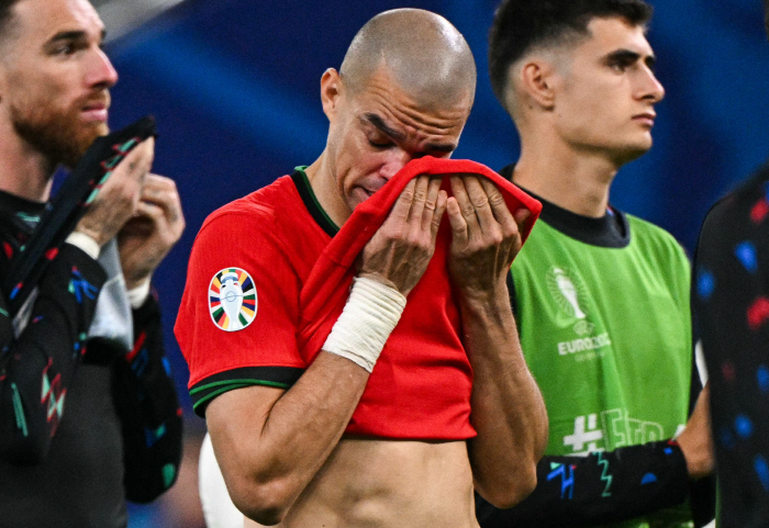 'Trying hard to hold back the bursting tears...'Beyond the bullseye 'Euro main player  strong performance'→'It's ridiculous' Ronaldo's ending differently