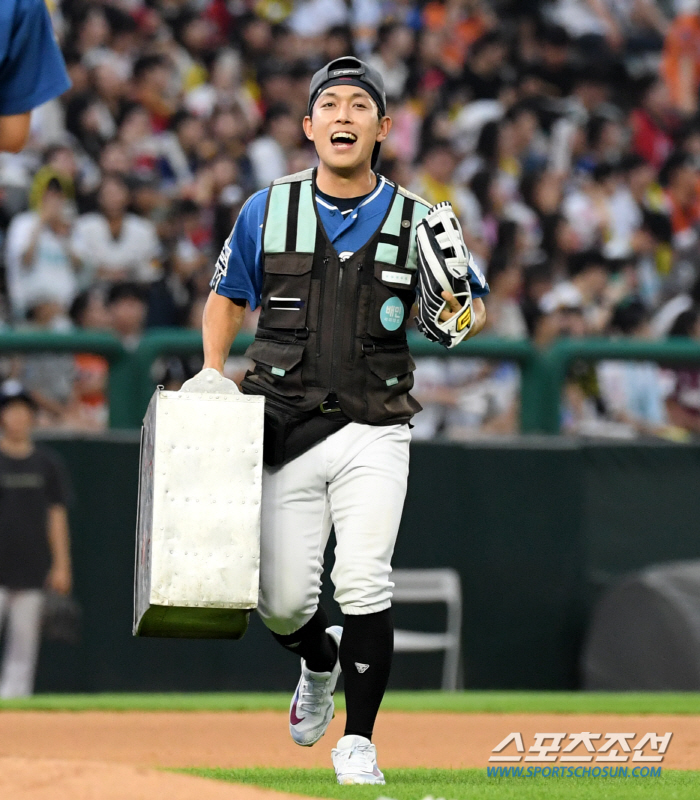 Director Kim Tae-hyung burst out laughing at Hwang Sung-bin, who turned into a rider...'The first scene I've seen at an all-star exhibition'