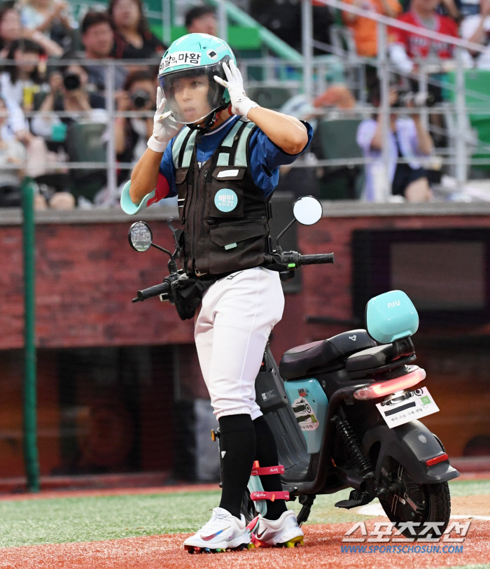 Director Kim Tae-hyung burst out laughing at Hwang Sung-bin, who turned into a rider...'The first scene I've seen at an all-star exhibition'