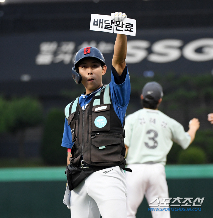 Director Kim Tae-hyung burst out laughing at Hwang Sung-bin, who turned into a rider...'The first scene I've seen at an all-star exhibition'