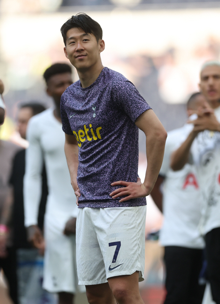 'He´s back!' Son Heung-min joins Tottenham's training on his 'birthday'ThumbsSmile' Captain's emotional comeback