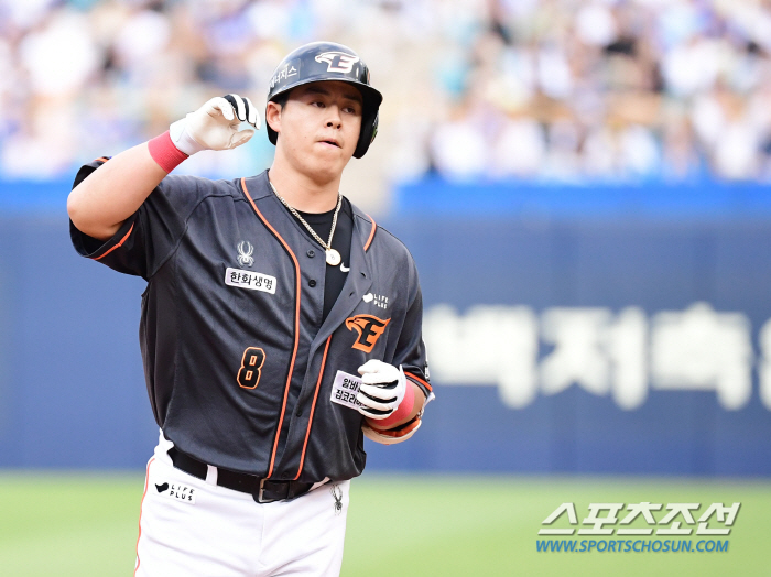 'I want to look strong' He ran even after being hit by the knee, but the 4th batter was missing from the 'coach team reorganization' The sudden attack on Hanwha, '145m super-large gun → 7G consecutive hits'