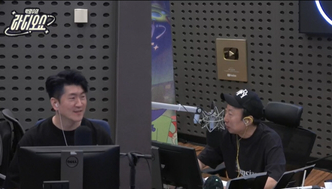 'IU·IVE Working with' Ryan Exhibition'Copyrights  One Building'('Radio Show')