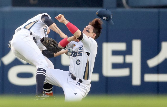 Son Ah-seop, who also gave up his captaincy, 'It's not a season out, but it's three to four weeks.' The aftermath of the collision is too big