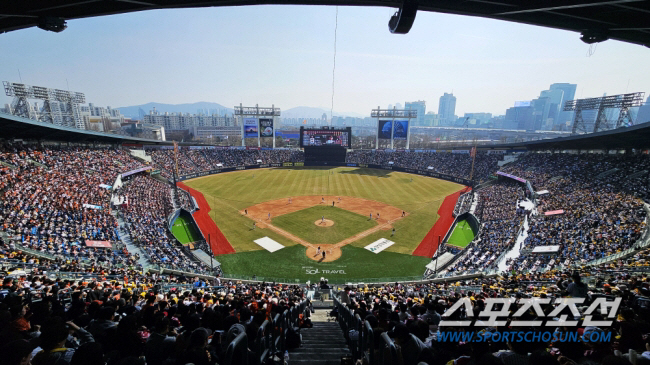 '13,000 → 18,000 → 30,000' LG kept Jamsil, Doosan's sigh of relief. 'Thank you to the Seoul Metropolitan Government. Best for safety'