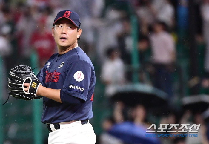 Deadly mistake by 37-year-old veteran! '8th inning of nightmares'Lotte loses to rival teams → 4-7 loss to SSG in the second half with 3 consecutive losses 