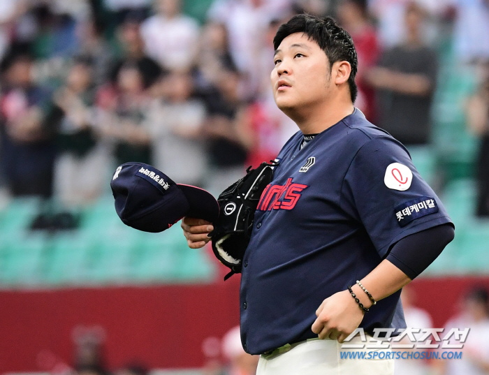 Deadly mistake by 37-year-old veteran! '8th inning of nightmares'Lotte loses to rival teams → 4-7 loss to SSG in the second half with 3 consecutive losses 