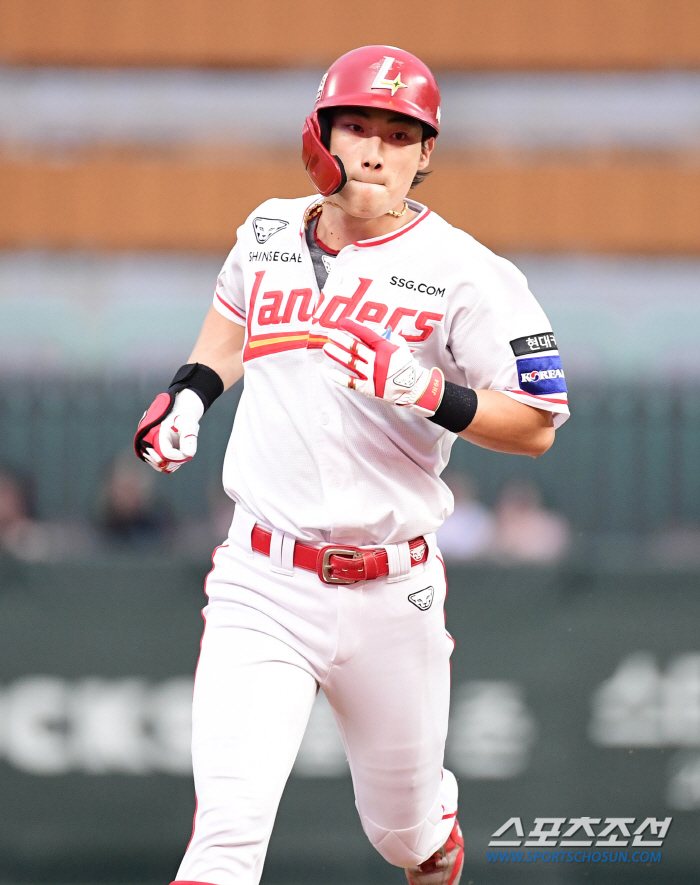 Deadly mistake by 37-year-old veteran! '8th inning of nightmares'Lotte loses to rival teams → 4-7 loss to SSG in the second half with 3 consecutive losses 