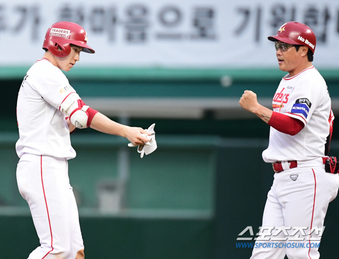 Deadly mistake by 37-year-old veteran! '8th inning of nightmares'Lotte loses to rival teams → 4-7 loss to SSG in the second half with 3 consecutive losses 