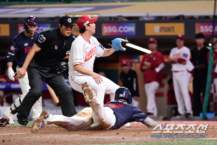 Deadly mistake by 37-year-old veteran! '8th inning of nightmares'Lotte loses to rival teams → 4-7 loss to SSG in the second half with 3 consecutive losses 