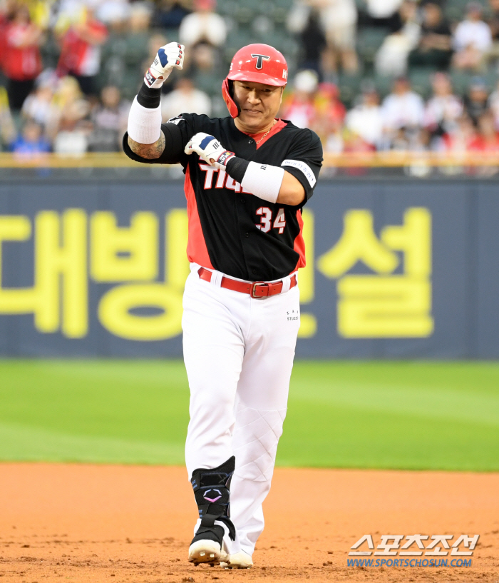 How can you say 'Choi Hyungwoo' after skipping Kim Do Young...' The dignity of a veteran even in the situation of Blood Spurred' is nothing. It was good because it was a home run against LG'