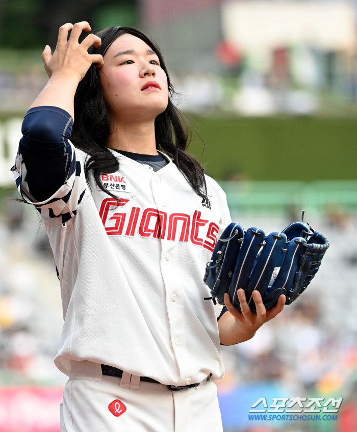 'I have a big dream' Karina's first pitch → The 19-year-old surprise star who shone all-star week with cosplay. 