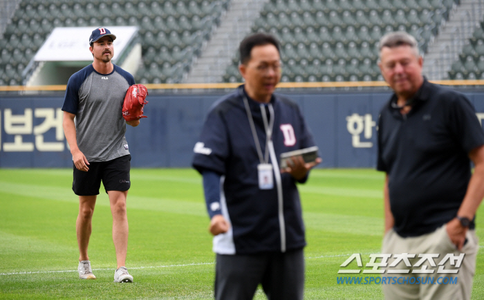 'It's a good ball?' Balazovic showed up at Jamsil Stadium the day after he arrived...'He's getting down from his height