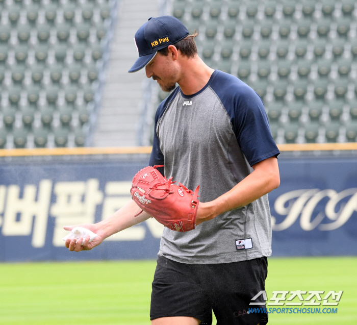 'It's a good ball?' Balazovic showed up at Jamsil Stadium the day after he arrived...'He's getting down from his height