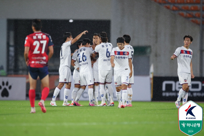  Ji Dong-won in the first half 'One Man Show'  Yoon Bitgaram's winning goal. Suwon FC overpowered 3 to 2. Gimcheon Sangmu Home Blocks 10 consecutive wins