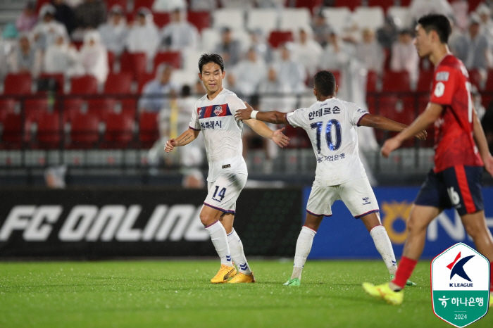  Ji Dong-won in the first half 'One Man Show'  Yoon Bitgaram's winning goal. Suwon FC overpowered 3 to 2. Gimcheon Sangmu Home Blocks 10 consecutive wins