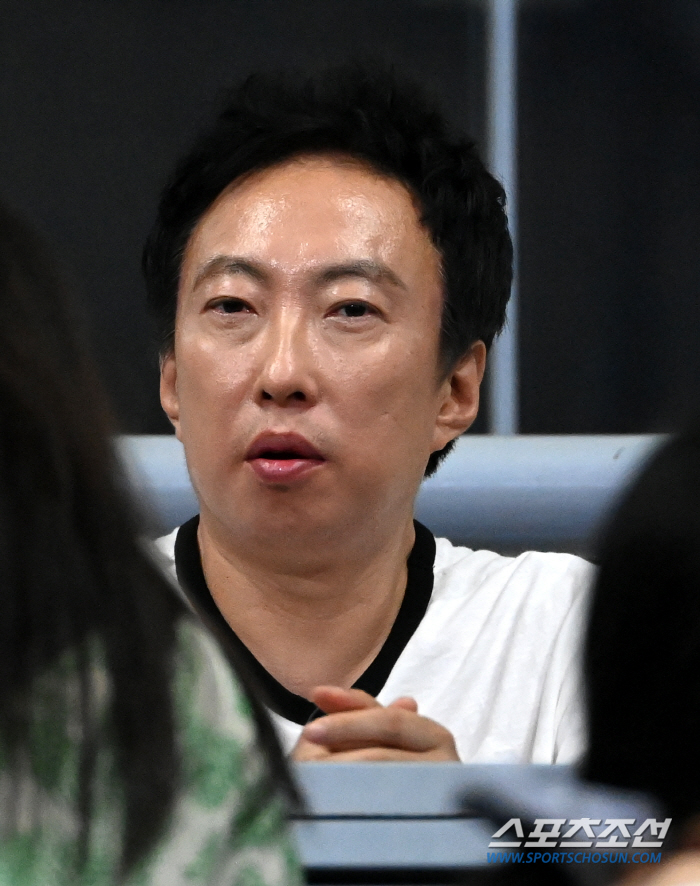  Park Myung-soo, who visited Gocheok Dome, is full of baseball charm