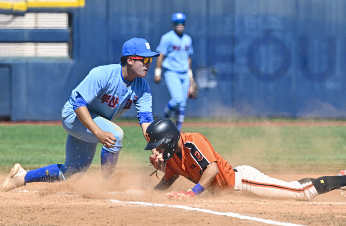 The critical moment 'Bang!'...The second birth of Moon Hyunbin? Bukil High School second baseman Kim Ki-chan 'Snow Path' 