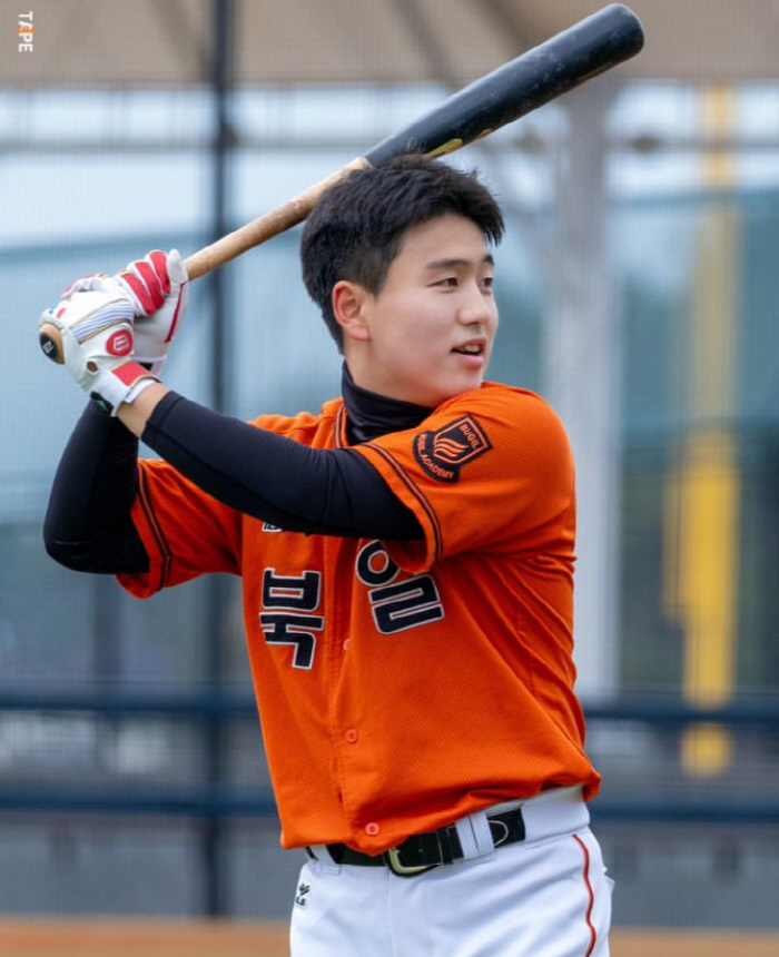 The critical moment 'Bang!'...The second birth of Moon Hyunbin? Bukil High School second baseman Kim Ki-chan 'Snow Path' 