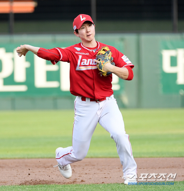 The dream of a '30% shortstop' is full of dirt in front of the uniform. 