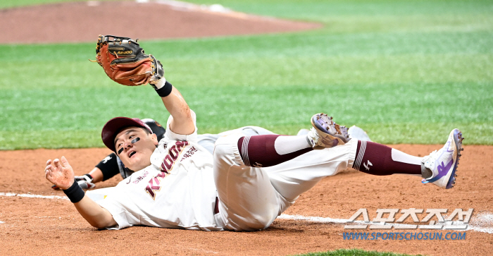 The uniform was covered in dirt and Choi Joo-hwan's good defense kept the victory in the hurdle thrown all over his body