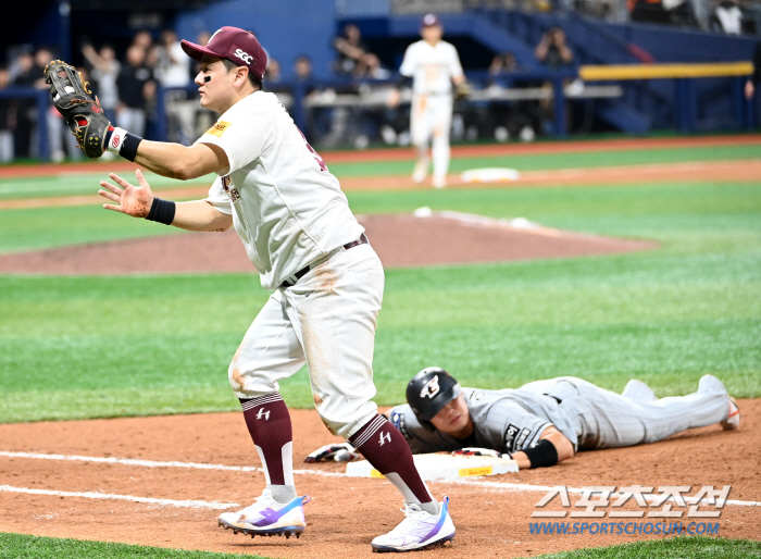 The uniform was covered in dirt and Choi Joo-hwan's good defense kept the victory in the hurdle thrown all over his body