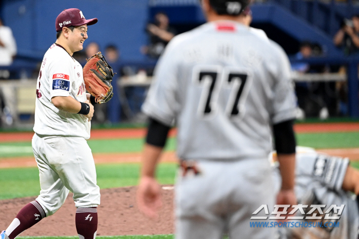 The uniform was covered in dirt and Choi Joo-hwan's good defense kept the victory in the hurdle thrown all over his body