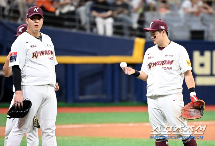 The uniform was covered in dirt and Choi Joo-hwan's good defense kept the victory in the hurdle thrown all over his body