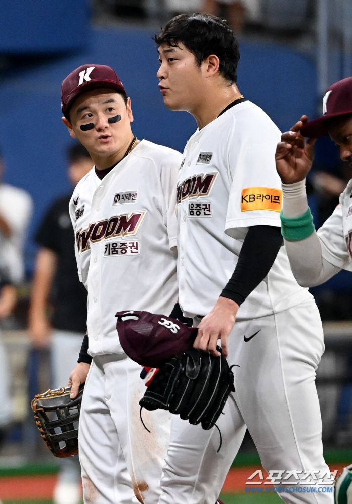 The uniform was covered in dirt and Choi Joo-hwan's good defense kept the victory in the hurdle thrown all over his body