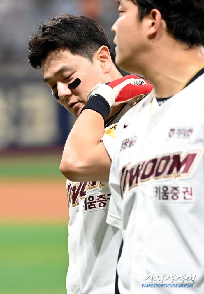 The uniform was covered in dirt and Choi Joo-hwan's good defense kept the victory in the hurdle thrown all over his body