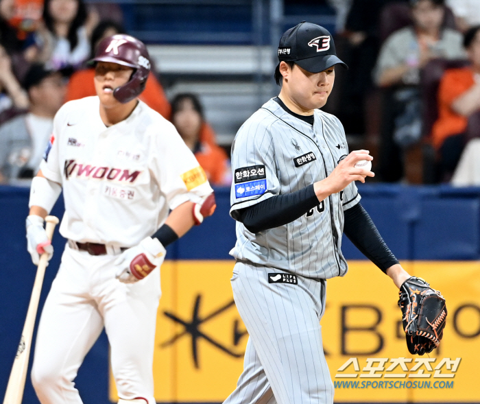 'Walk, walk, walk, walk → foil' Nightmare's 8th inning, Hanwha lost the victory.'You look like you're out of the game' Kiwoom trails Hanwha by 0.5 game 