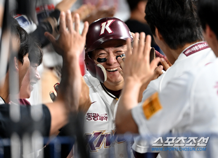 'Walk, walk, walk, walk → foil' Nightmare's 8th inning, Hanwha lost the victory.'You look like you're out of the game' Kiwoom trails Hanwha by 0.5 game 