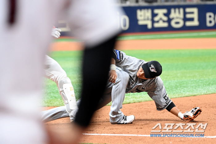 'Walk, walk, walk, walk → foil' Nightmare's 8th inning, Hanwha lost the victory.'You look like you're out of the game' Kiwoom trails Hanwha by 0.5 game 