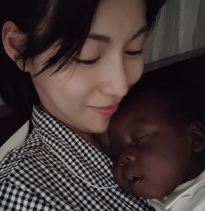 ''41-year-old grandmother' Kim Jung-hwa was thrilled to hold her grandchild ''You can grow up without getting sick''