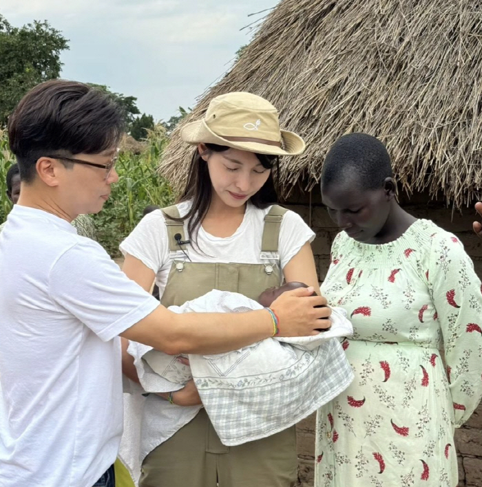 ''41-year-old grandmother' Kim Jung-hwa was thrilled to hold her grandchild ''You can grow up without getting sick''